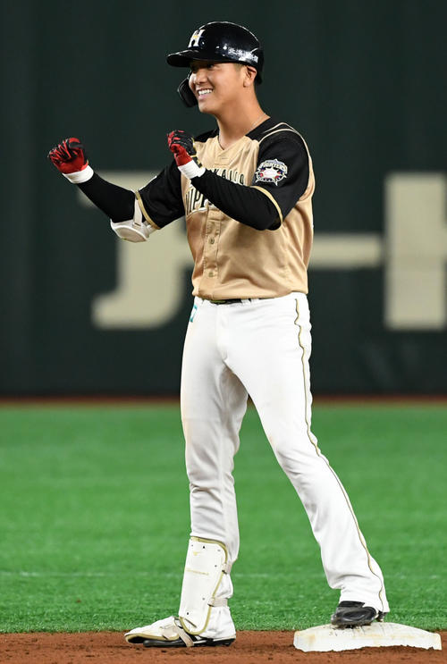 7回表日本ハム1死三塁、右越え適時二塁打を放ち笑顔を見せる平沼（撮影・横山健太）