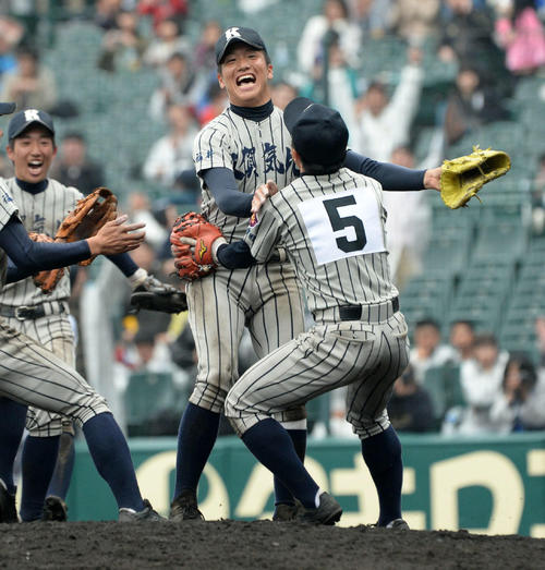 15年4月、選抜高校野球決勝で東海大四を破り、ナインと喜び合う敦賀気比・平沼（中央）