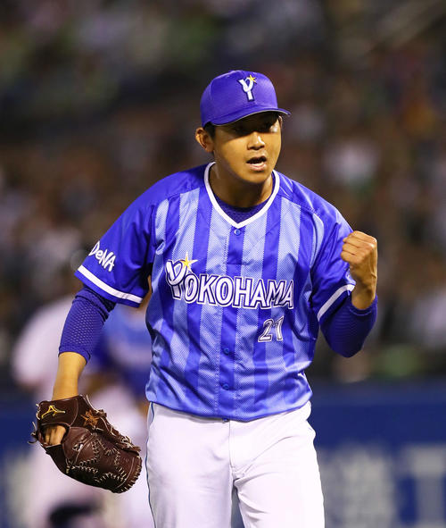 ヤクルト対DeNA　5回裏ヤクルト2死二塁、青木を遊ゴロに仕留めガッツポーズする今永（撮影・足立雅史）