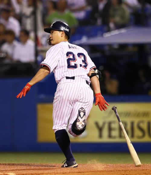 ヤクルト対DeNA　4回裏ヤクルト無死、青木は通算100号となる本塁打を左越えに放つ（撮影・足立雅史）