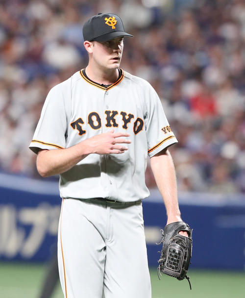 中日対巨人　3回裏中日2死二、三塁、ピンチを招くも平田を三ゴロに仕留め胸をなでおろすヤングマン（撮影・垰建太）
