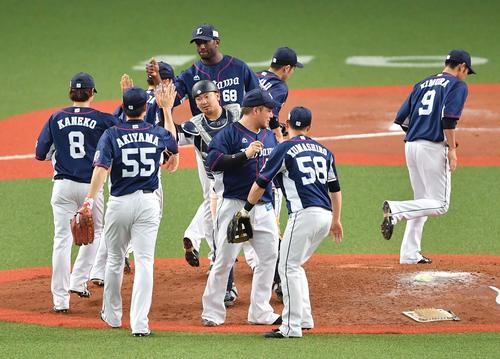 オリックスに勝利しハイタッチして喜ぶ森友哉（中央）ら西武ナイン（撮影・上田博志）