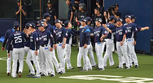 オリックスに勝利しハイタッチして喜ぶ辻発彦監督（右）ら西武ナイン（撮影・上田博志）