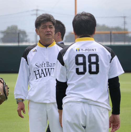 高村コーチと話をする工藤公康監督（撮影・梅根麻紀）