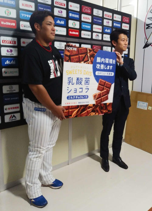ロッテ本社から乳酸菌ショコラ1年分を贈られ、チームを代表して受け取ったロッテ井上（左）