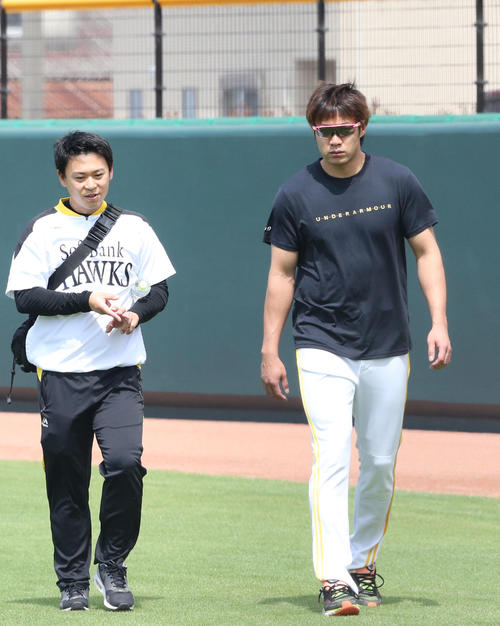 外野付近をウォーキングするソフトバンク柳田悠岐（撮影・梅根麻紀）