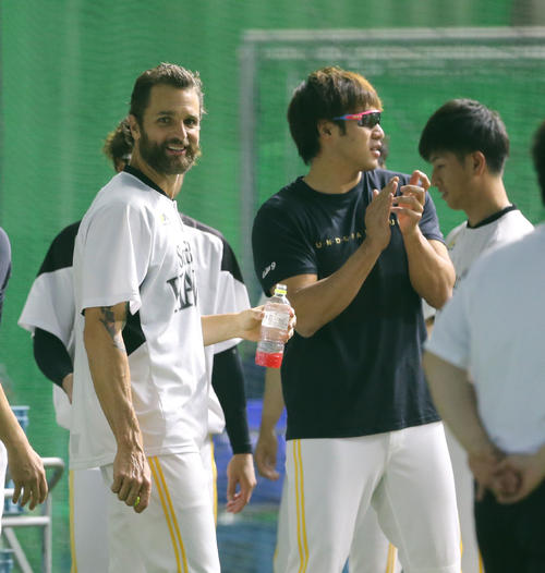 練習前、笑顔を見せるソフトバンク・サファテ。右は柳田悠岐（撮影・梅根麻紀）