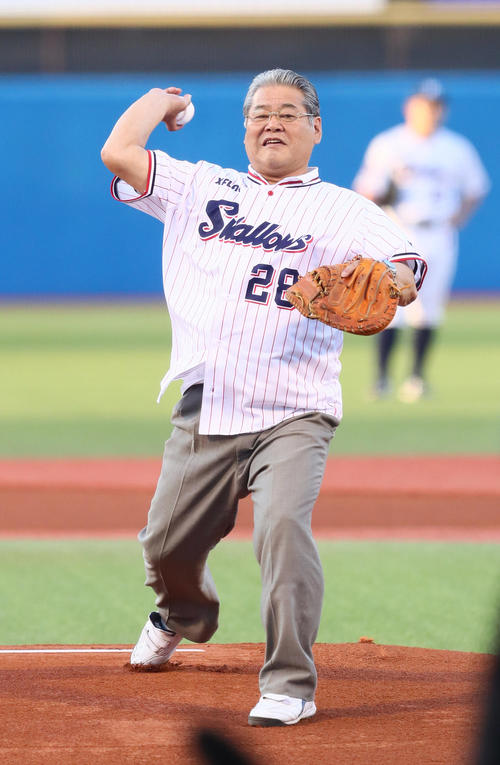 ヤクルト対DeNA　始球式を務めた八重樫氏（撮影・足立雅史）