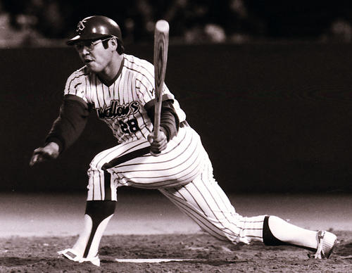 独特の打撃フォームだったヤクルト時代の八重樫幸雄氏（1984年6月17日撮影）