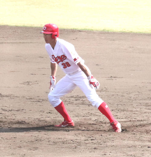 ウエスタン・リーグ阪神戦で代走出場した広島赤松（撮影・前原淳）