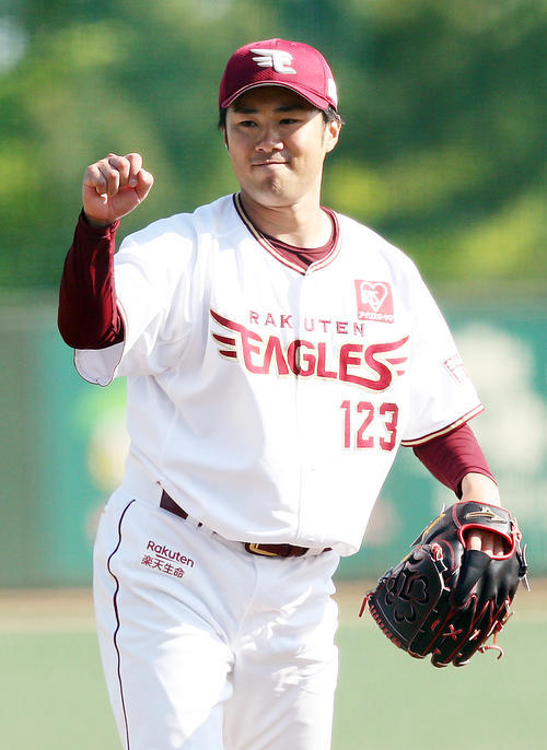 楽天対西武　9回表西武2死、最後の打者高木渉を三振に仕留め、拳を握る由規（撮影・野上伸悟）