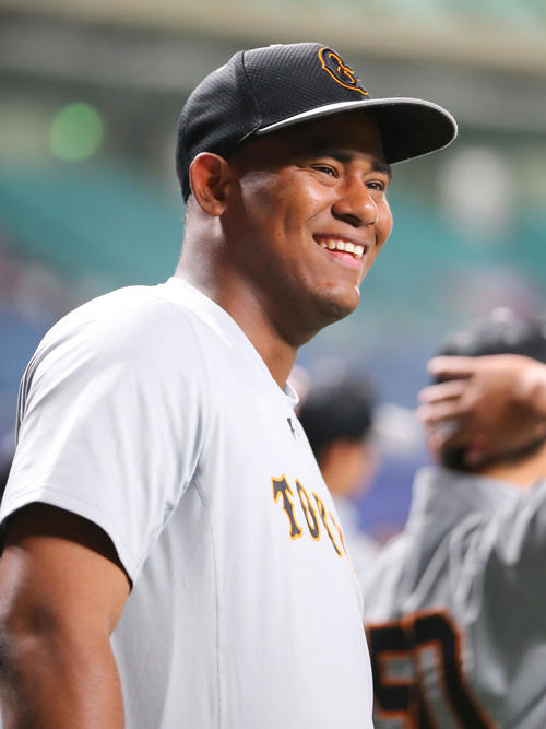 中日対巨人　試合前練習で笑顔を見せる巨人メルセデス（撮影・垰建太）