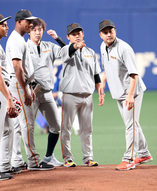中日対巨人　試合前、マウンドを確かめる、右から巨人沢村、田口、田原、メルセデス（撮影・垰建太）