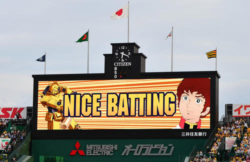阪神対広島　機動戦士ガンダムコラボナイターが甲子園で行われ、ナイスバッティングの映像が映し出される（撮影・清水貴仁）