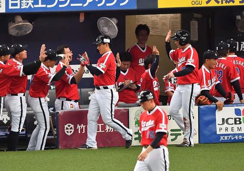 オリックス対西武　4回裏オリックス1死二塁、右越えへ同点2点本塁打を放ちナインとハイタッチする吉田正尚（左）（撮影・上田博志）