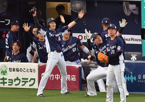 オリックス対西武　5回表西武2死一塁、左越えに勝ち越し2点本塁打を放ちどすこいポーズをする山川穂高（右）（撮影・上田博志）