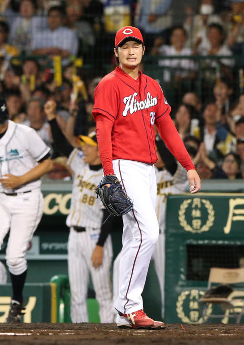 6回裏阪神1死満塁、床田は梅野に左前適時打を打たれガックリ（撮影・上山淳一）