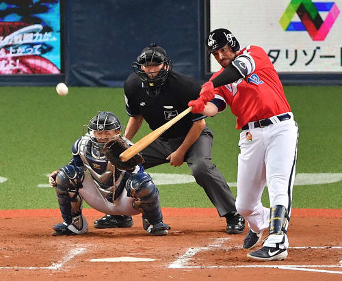 7回裏オリックス2死一塁、右中間へ同点2点本塁打を放つマレーロ（撮影・上田博志）