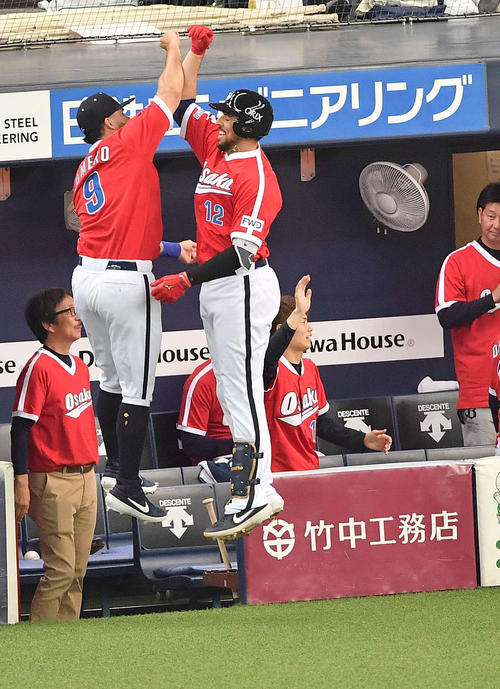 7回裏オリックス2死一塁、右中間へ同点2点本塁打を放ったマレーロ（右）はロメロとジャンプして喜び合う（撮影・上田博志）