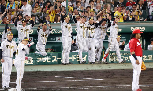 6回裏阪神1死満塁、梅野は左前適時打を放ちベンチのナインも笑顔でガッツポーズを見せる（撮影・加藤哉）