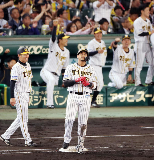 6回裏阪神1死満塁、マルテは左前適時打を放ち天を見上げた（撮影・加藤哉）