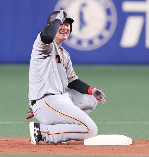 中日対巨人　6回表巨人1死満塁、左翼線に先制の2点適時二塁打を放ち笑顔でベンチに視線を送る岡本（撮影・垰建太）