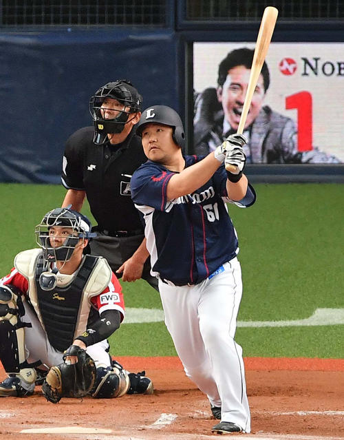 オリックス対西武　10回表西武2死、右越えソロ本塁打を放つ中村剛也（撮影・上田博志）