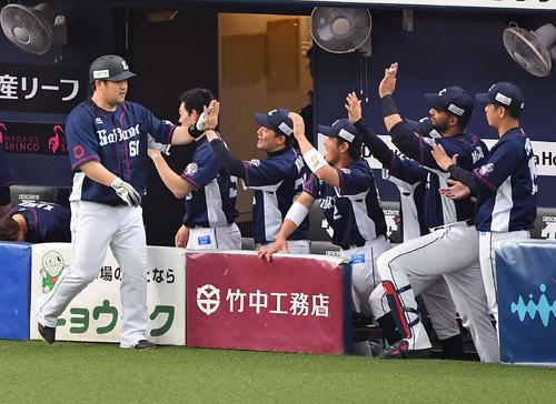 オリックス対西武　10回表西武2死、右越えソロ本塁打を放ちナインの出迎えを受ける中村剛也（撮影・上田博志）