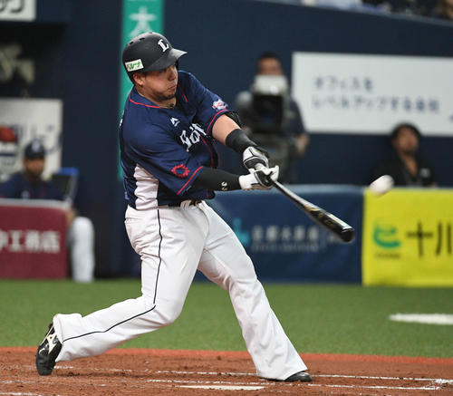 オリックス対西武　5回表西武2死一塁、山川は左越え2点本塁打を放つ（撮影・渦原淳）