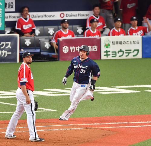 オリックス対西武　5回表西武2死一塁、左越えに勝ち越し2点本塁打を放つ山川（撮影・上田博志）