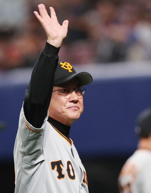 中日対巨人　中日に勝ちファンの声援に手を振り応える巨人原監督（撮影・垰建太）