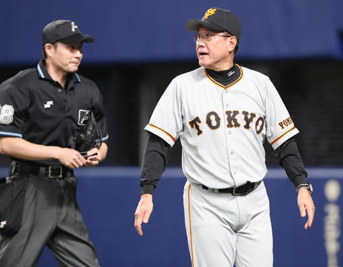 中日対巨人　9回裏、巨人原監督（右）は審判に投手交代を告げ引き締まった表情で引き揚げる（撮影・垰建太）