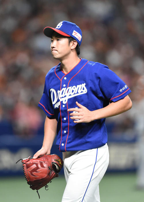 6回表巨人攻撃終了、ベンチへ戻る勝野（撮影・森本幸一）
