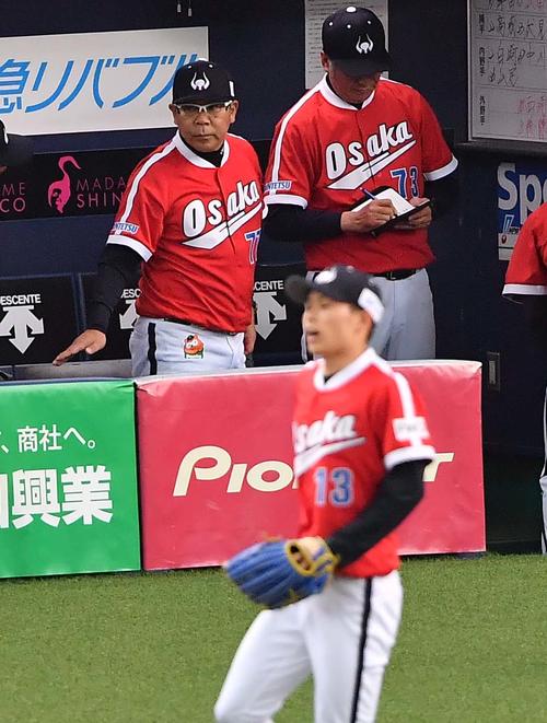 オリックス対西武　7回5失点で降板する山岡泰輔。ベンチ奥は西村徳文監督（撮影・上田博志）