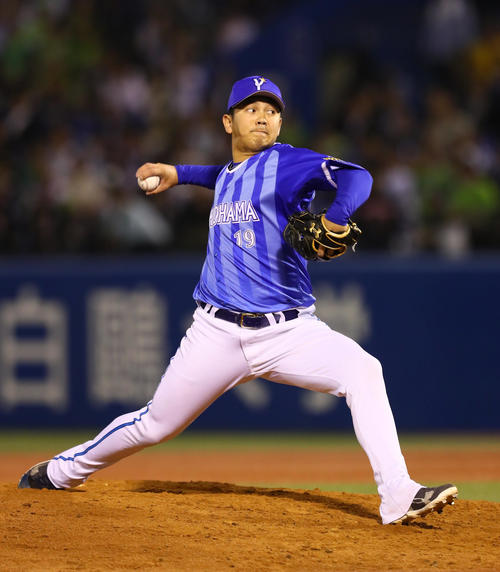 ヤクルト対DeNA　9回から登板し無失点でセーブを挙げたDeNA山崎（撮影・足立雅史）