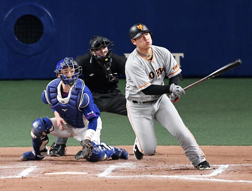 中日対巨人　6回表巨人1死満塁、岡本は先制2点適時二塁打を放つ（撮影・前岡正明）