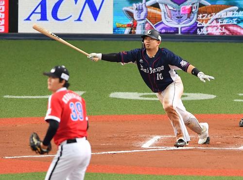 10回表西武1死三塁、勝ち越し右犠飛を放つ森（撮影・上田博志）