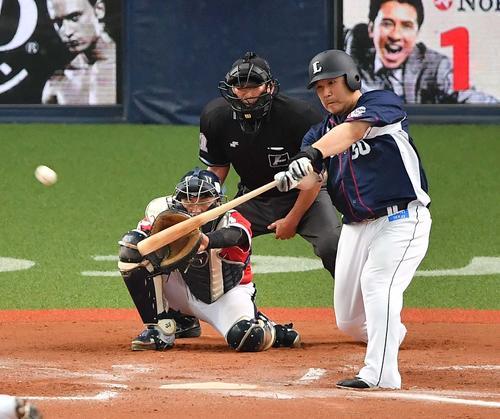 オリックス対西武　10回表西武2死、右越えソロ本塁打を放つ中村（撮影・上田博志）