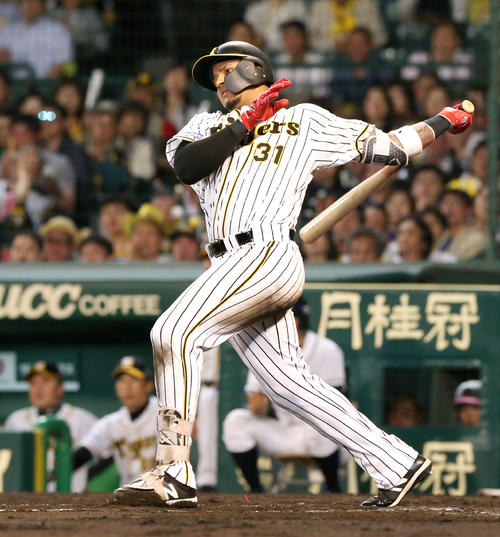 2019年5月17日　阪神対広島　6回裏阪神1死満塁、ジェフリー・マルテは左前適時打を放つ（撮影・上山淳一）