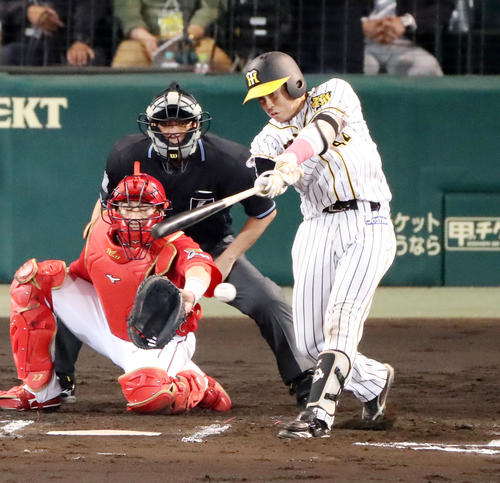 阪神対広島　6回裏阪神1死満塁、梅野隆太郎は左前適時打を放つ（撮影・加藤哉）