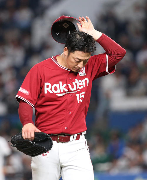 ロッテ対楽天　7回途中で降板する楽天美馬（撮影・中島郁夫）