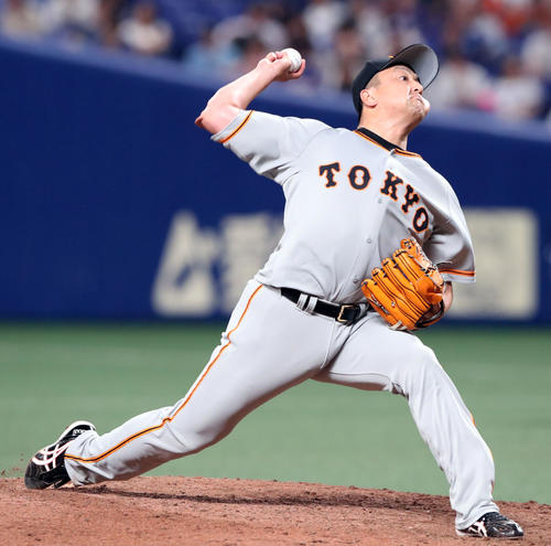 中日対巨人　9回、巨人6番手で登板し力投する沢村（撮影・垰建太）
