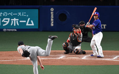 6回裏中日無死一塁、四球で出塁する平田（撮影・前岡正明）