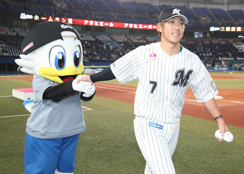 ロッテ対楽天　マスコットのズーちゃんの手を引くロッテ鈴木（撮影・中島郁夫）