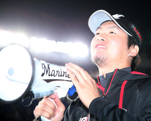 ロッテ対楽天　メガホンを手に勝利を報告するロッテ二木（撮影・中島郁夫）