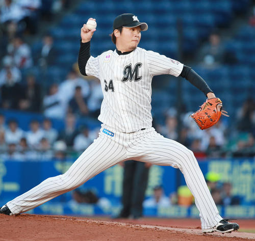 ロッテ対楽天　先発し力投するロッテ二木（撮影・中島郁夫）