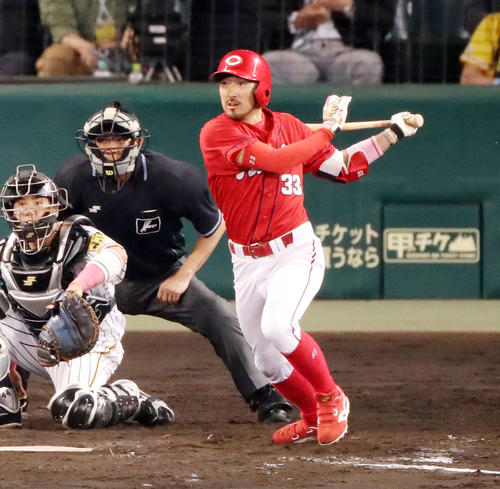阪神対広島　9回表広島2死満塁、菊池は右前に2点適時打を放つ（撮影・加藤哉）