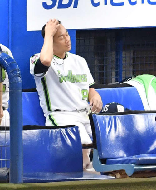 ヤクルト対DeNA　5回途中で降板したヤクルト石川は浮かない表情を見せる（撮影・山崎安昭）