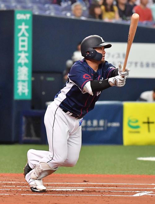 オリックス対西武　1回表西武2死一、二塁、右前に先制適時打を放つ森友哉（撮影・上田博志）