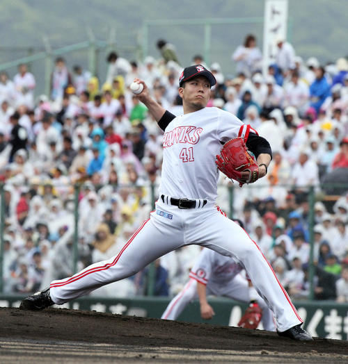 日本ハム打線を相手に力投する千賀滉大（撮影・栗木一考）